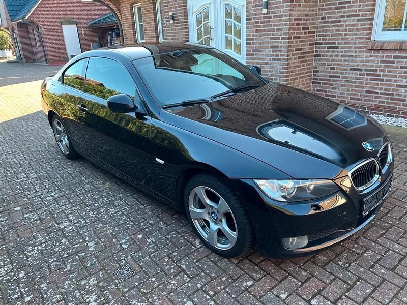 Gebraucht BMW 320 177 PS (130 kW) 2009 Schwarz Coupé