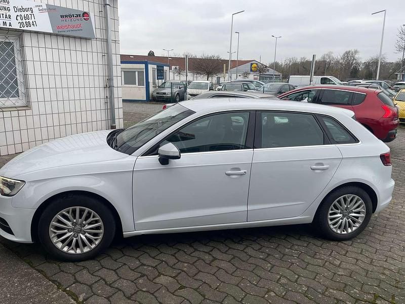 Gebraucht Audi A3 Ambiente 122 PS (89 kW) 2013 Gletscherweiss metallic Kleinwagen