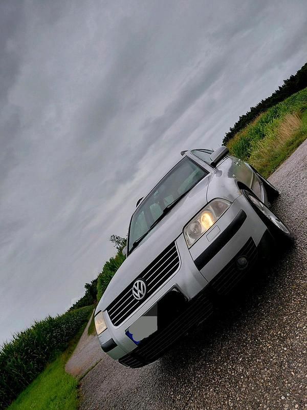 Grau Gebraucht 2001 VW Passat Kombi | 1.300 € (Teuer) - Bild 1/4