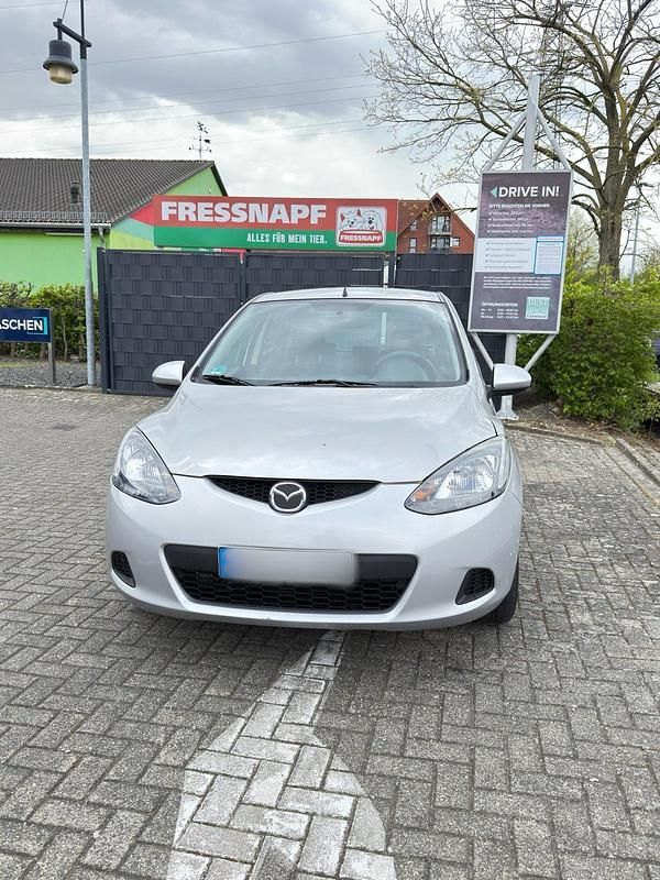 Gebraucht Mazda 2 Inclusive 75 PS (55 kW) 2009 Silber Kleinwagen