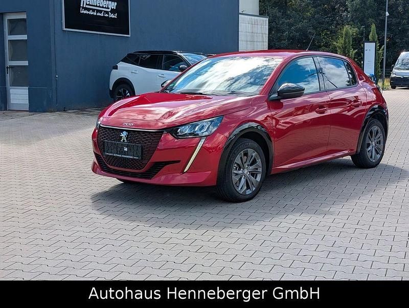 Gebraucht Peugeot e-208 Allure 100 kW (136 PS) 2023 Elixir rot metallic Kleinwagen