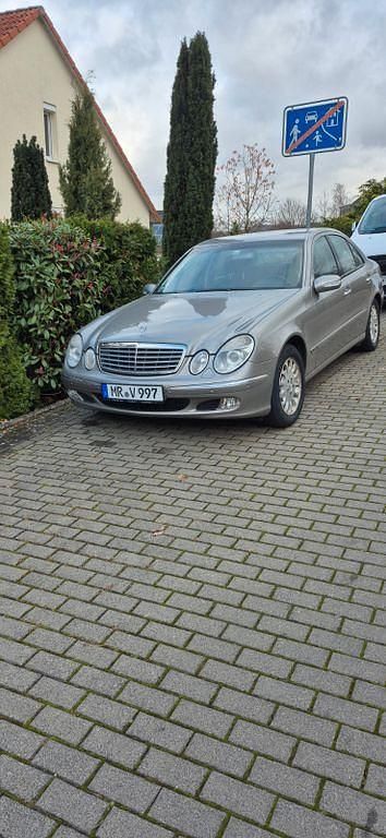Grau Gebraucht 2002 Mercedes E240 Elegance Limousine | 4.690 € (Fairer Preis) - Bild 1/4