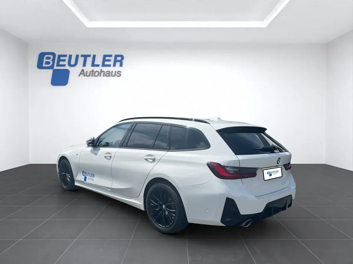 Gebraucht BMW 320 M Sport 190 PS (139 kW) 2024 Alpinweiss Kombi