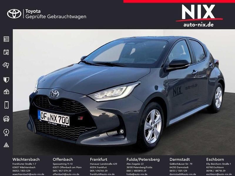 Storm grey metallic / dach schwarz Gebraucht 2025 Toyota Yaris Hybrid Sport Limousine | 31.990 € (Teuer) - Bild 1/4