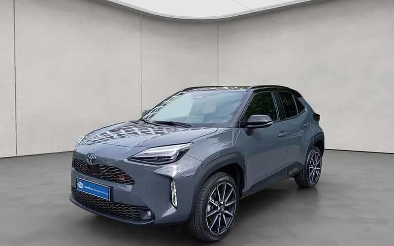 Grau Gebraucht 2025 Toyota Yaris Hybrid Sport Limousine | 36.490 € - Bild 1/4