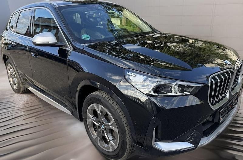 Saphirschwarz Gebraucht 2024 BMW X1 xLine SUV | 43.800 € (Guter Preis) - Bild 1/4