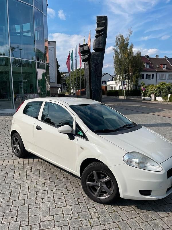 Weiß Gebraucht 2011 Fiat Punto Kleinwagen | 1.990 € - Bild 1/4