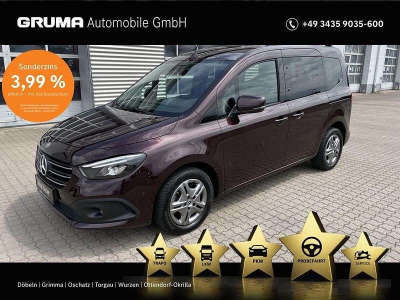 Rubellitrot Gebraucht 2022 Mercedes T180 Style Van / Kleinbus | 27.980 € (Etwas zu teuer) - Bild 1/4