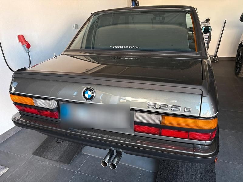 Gebraucht BMW 525 Shadowline 129 PS (94 kW) 1987 Grau Limousine