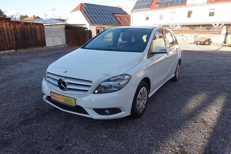 Gebraucht Mercedes B180 122 PS (89 kW) 2014 Weiß Van / Kleinbus