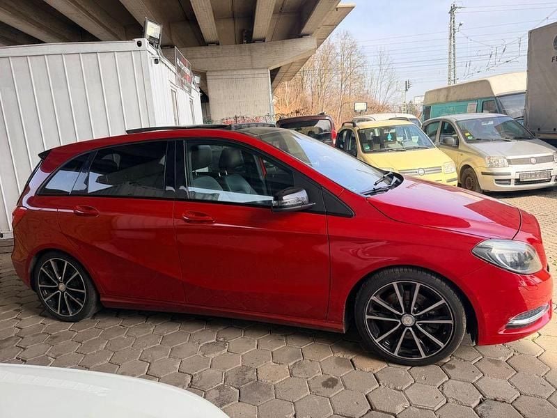 Gebraucht Mercedes B220 170 PS (125 kW) 2013 Rot Van / Kleinbus