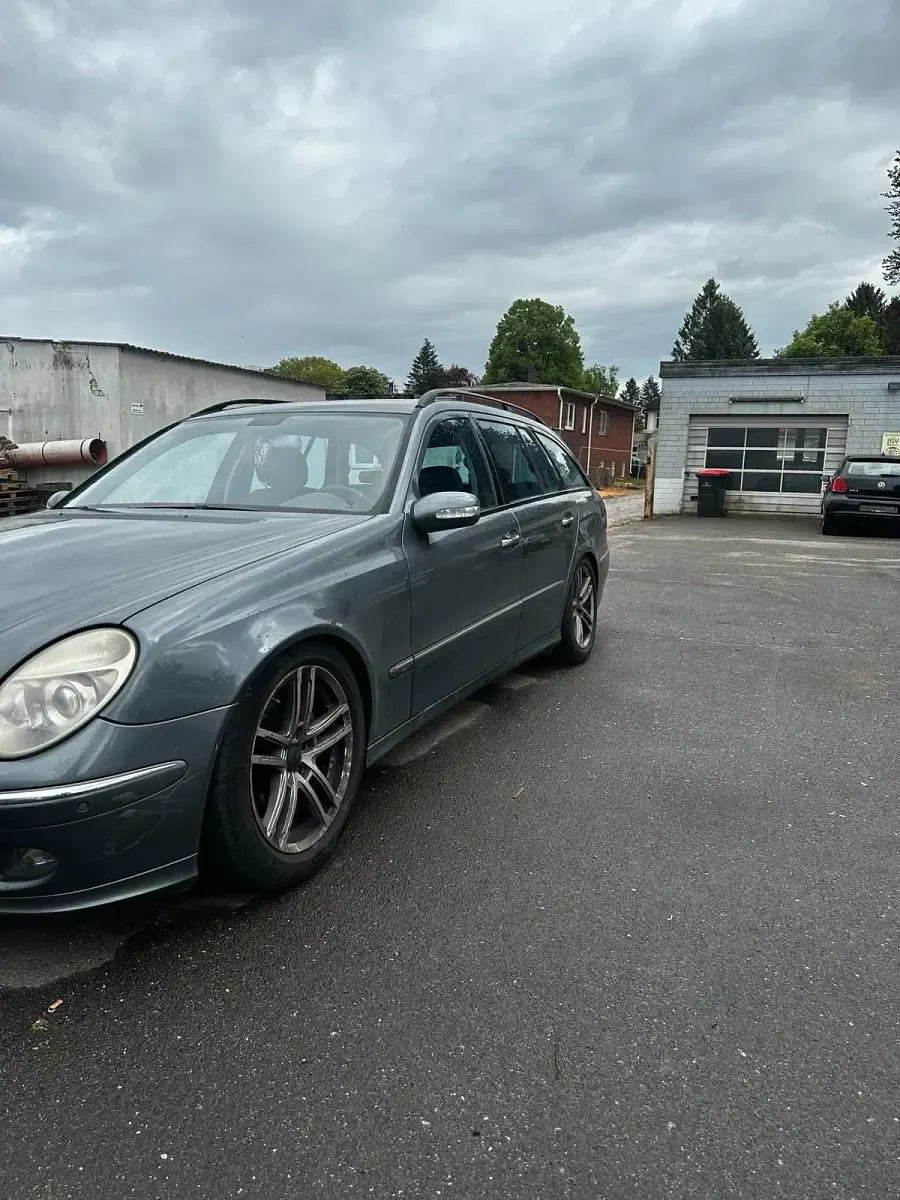 Gebraucht Mercedes E320 Avantgarde 264 PS (194 kW) 2005 Grau Kombi