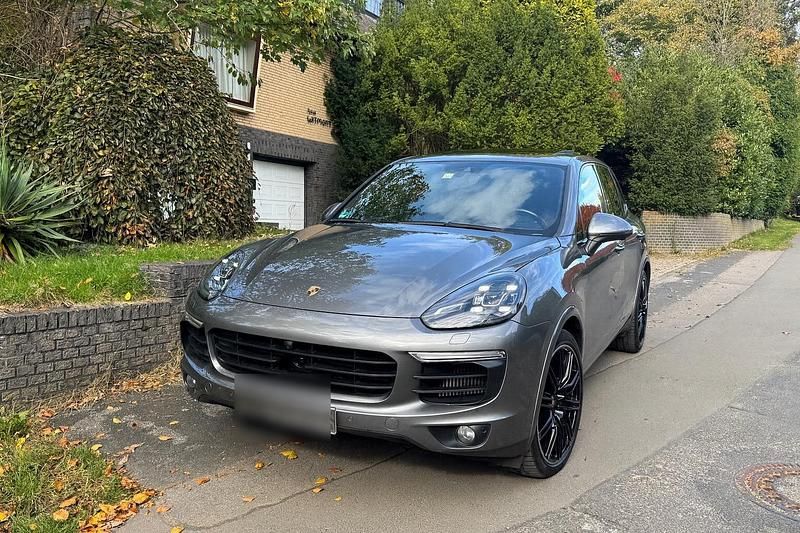 Grau Gebraucht 2016 Porsche Cayenne SUV | 33.950 € (Teuer) - Bild 1/4