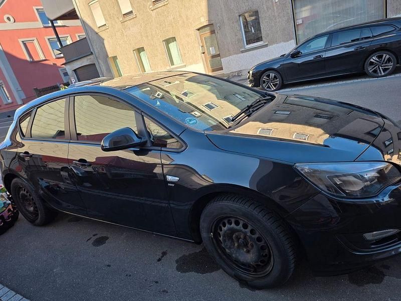 Gebraucht Opel Astra Edition 136 PS (100 kW) 2014 Schwarz Limousine