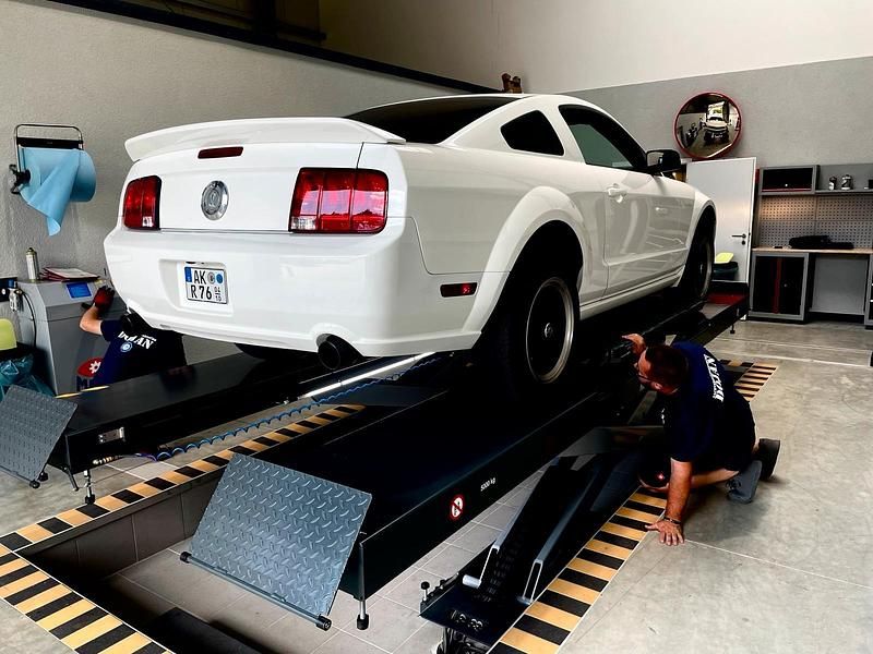 Gebraucht Ford Mustang GT Premium 305 PS (224 kW) 2006 Weiß Coupé