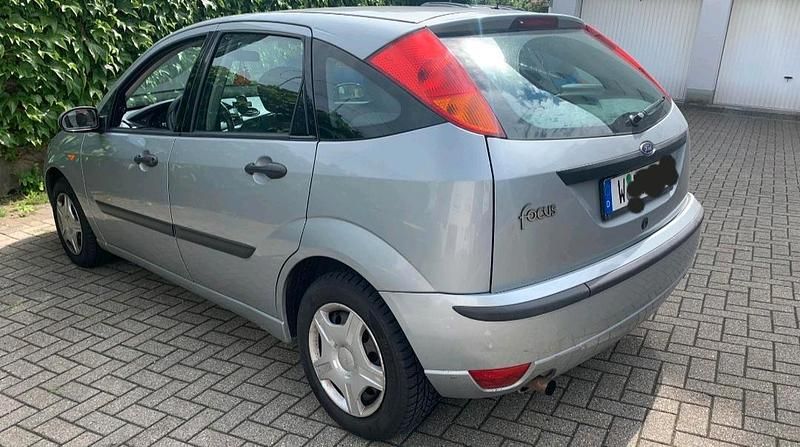 Grau Gebraucht 2004 Ford Focus Kleinwagen | 850 € (Fairer Preis) - Bild 1/4