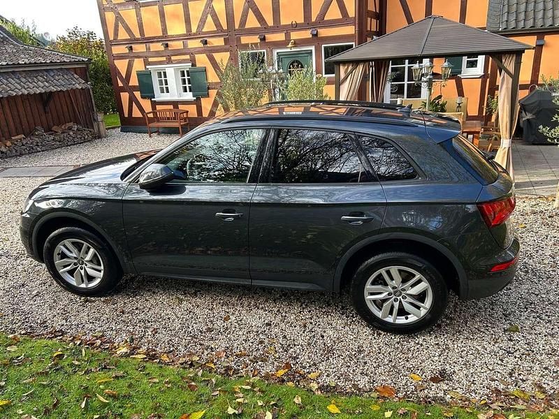 Grau Gebraucht 2021 Audi Q5 Ambiente SUV | 39.990 € (Superpreis) - Bild 1/4