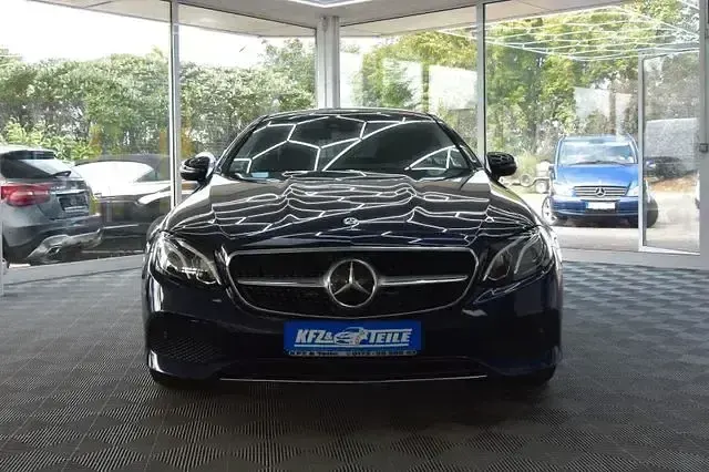 Gebraucht Mercedes E220 Avantgarde 194 PS (142 kW) 2019 Blau Coupé