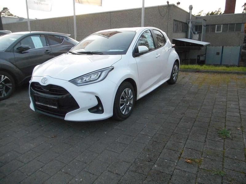 Schneeweiß Gebraucht 2024 Toyota Yaris Hybrid Comfort Limousine | 22.400 € (Guter Preis) - Bild 1/4