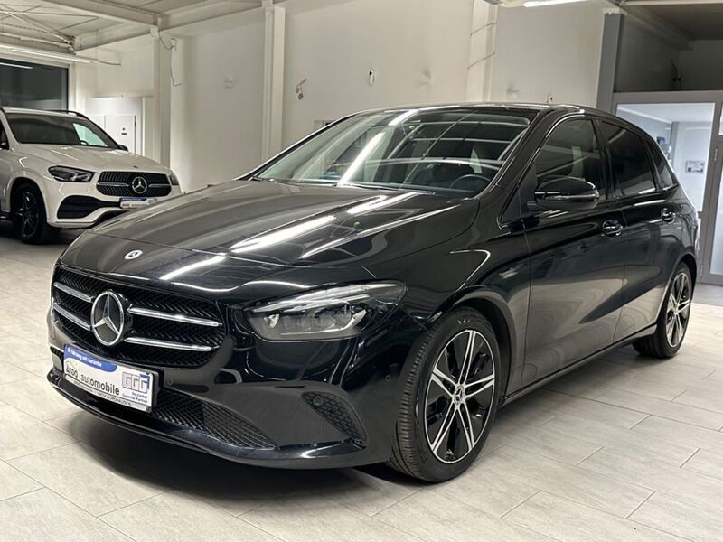 Schwarz Gebraucht 2022 Mercedes B180 Van / Kleinbus | 21.990 € (Superpreis) - Bild 1/4
