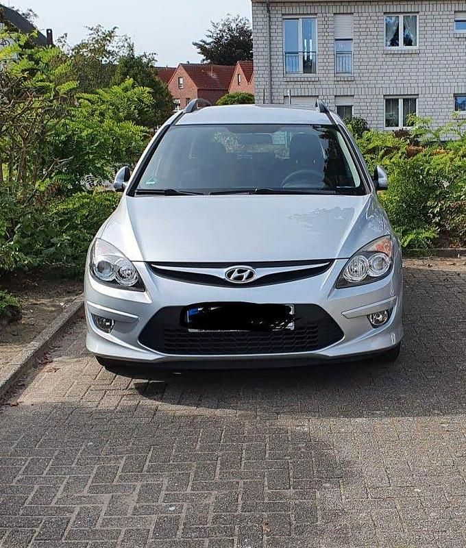 Gebraucht Hyundai i30 126 PS (92 kW) 2010 Silber Kombi