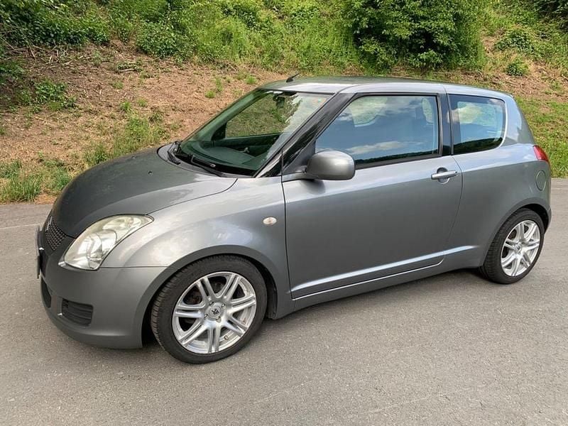 Grau Gebraucht 2009 Suzuki Swift Limousine | 2.950 € (Etwas zu teuer) - Bild 1/4