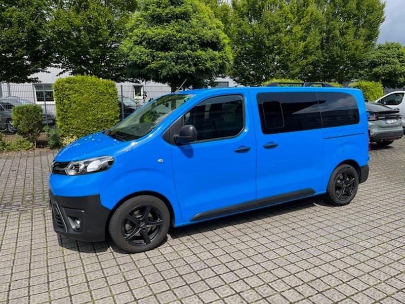 Blau Gebraucht 2022 Toyota Proace Verso Kombi | 28.500 € (Fairer Preis) - Bild 1/4