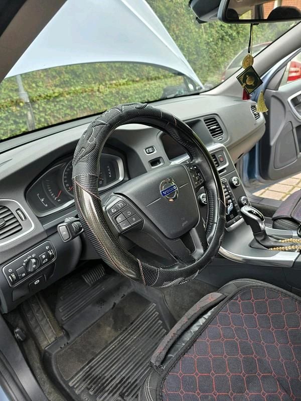 Gebraucht Volvo V60 150 PS (110 kW) 2017 Grün Kombi