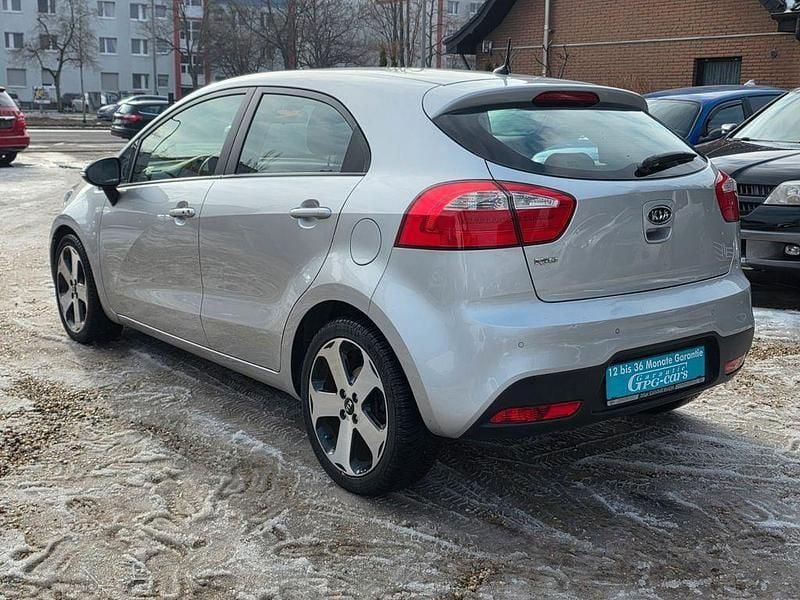 Gebraucht Kia Rio 109 PS (80 kW) 2012 Silber Limousine