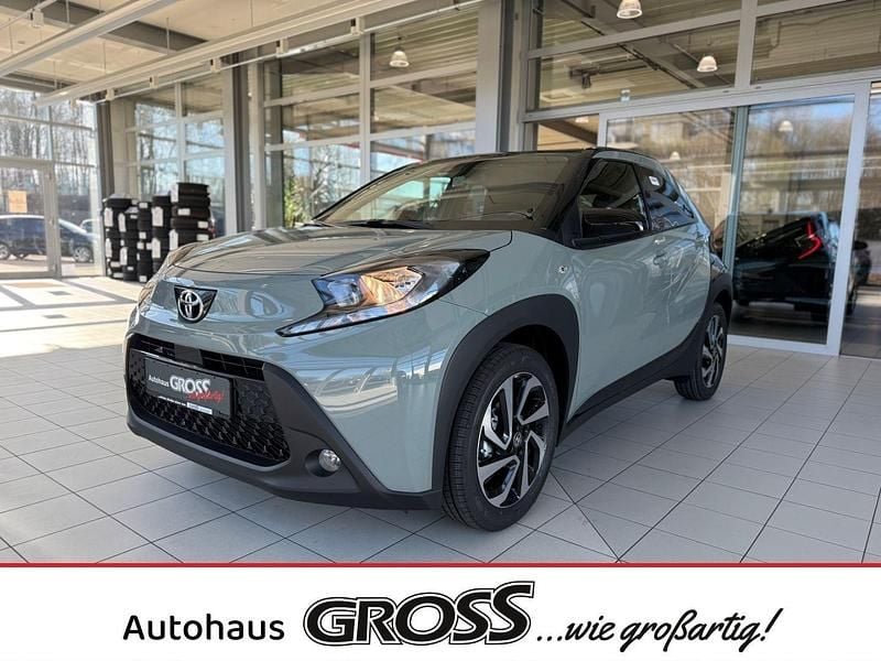 6x3)/ black mica (209) (gruen Gebraucht 2024 Toyota Aygo Team Kleinwagen | 18.698 € (Fairer Preis) - Bild 1/4