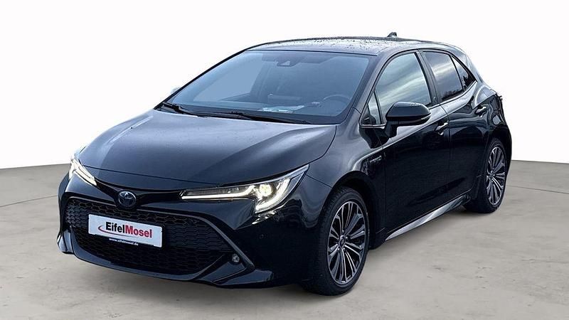 Mysticschwarz mica Gebraucht 2021 Toyota Corolla Team Limousine | 21.960 € (Fairer Preis) - Bild 1/4