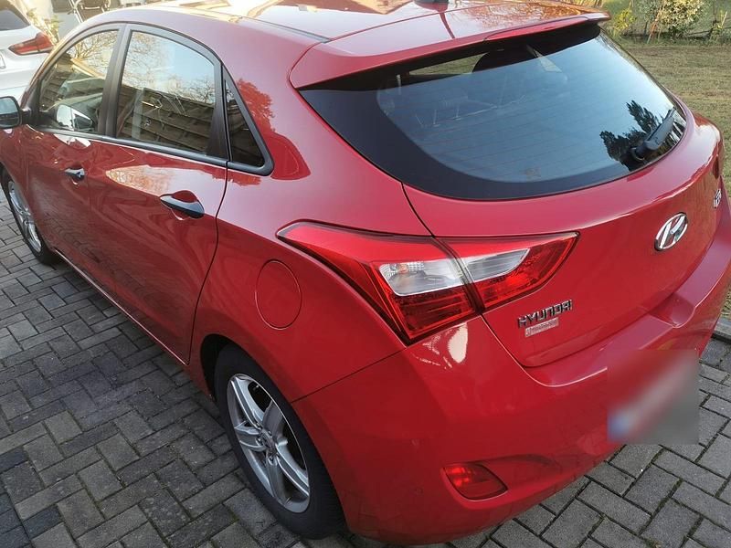Gebraucht Hyundai i30 99 PS (72 kW) 2013 Rot Limousine