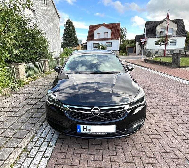 Schwarz Gebraucht 2016 Opel Astra Edition Kombi | 9.000 € (Fairer Preis) - Bild 1/4
