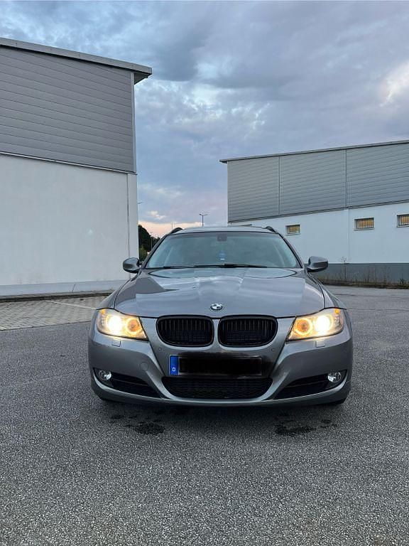 Grau Gebraucht 2012 BMW 318 Kombi | 6.980 € (Etwas zu teuer) - Bild 1/4