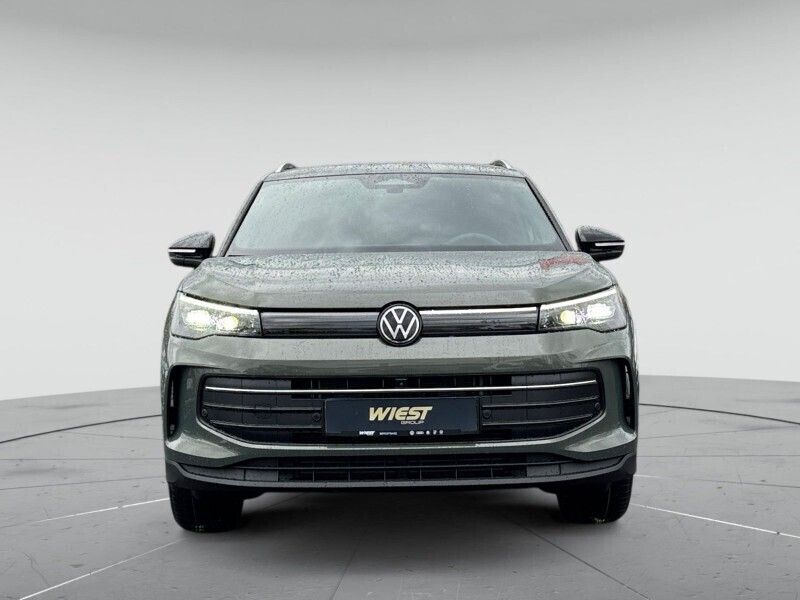 Cipressinogrün metallic Neu 2025 VW Tiguan Goal SUV | 45.904 € (Fairer Preis) - Bild 1/4