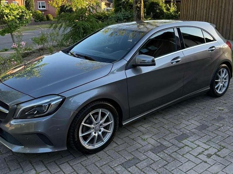 Grau Gebraucht 2016 Mercedes 180 Urban Limousine | 14.999 € (Fairer Preis) - Bild 1/4