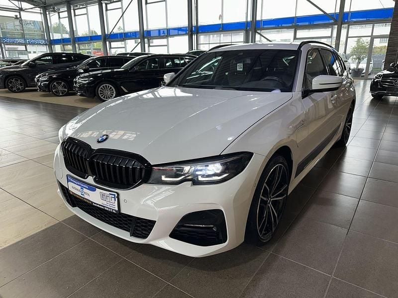 Weiß Gebraucht 2021 BMW 330e Performance Kombi | 27.900 € (Guter Preis) - Bild 1/4