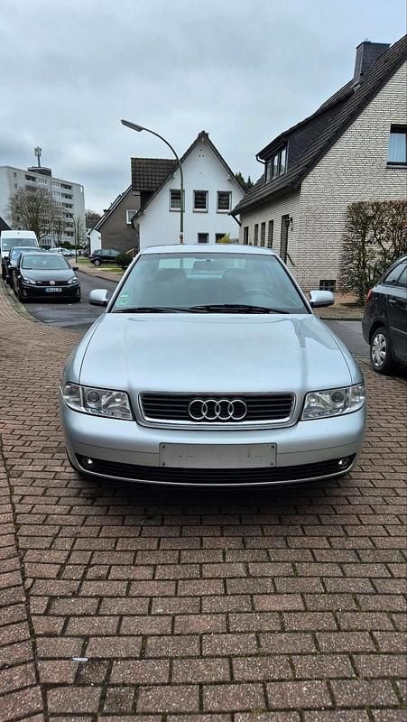 Second-hand Audi A4 100 CP (73 kW) 2000 Argintiu Berlinǎ