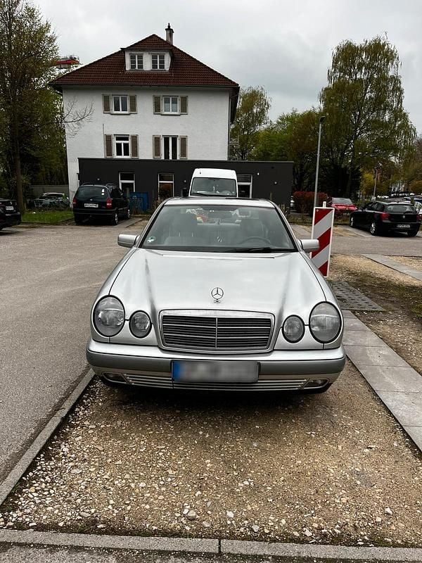 Second-hand Mercedes E230 150 CP (110 kW) 1995 Argintiu Berlinǎ