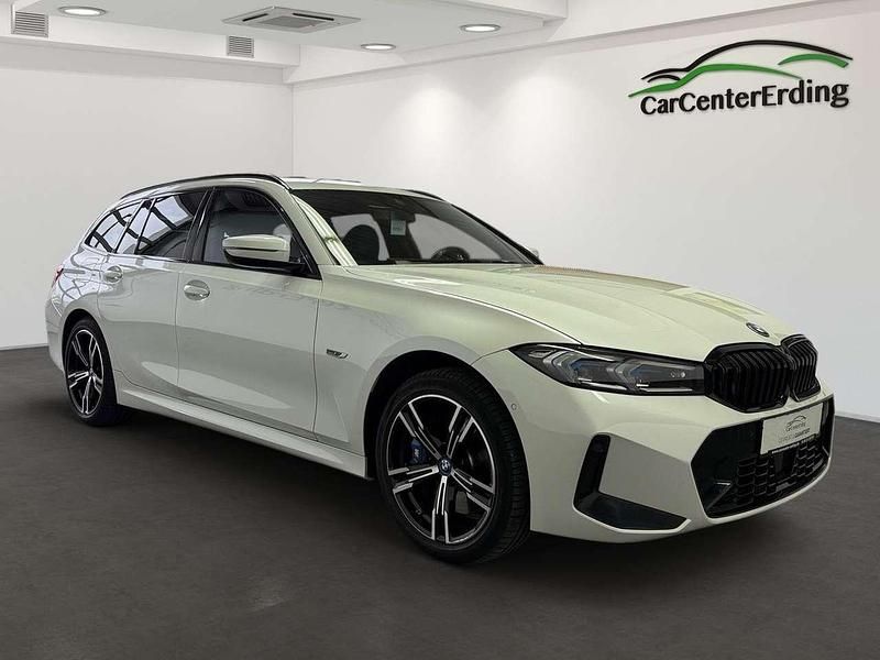 Gebraucht BMW 330e M Sport 292 PS (214 kW) 2022 Mineralweiss Kombi