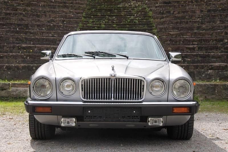 Silber Gebraucht 1985 Jaguar XJ12 Limousine | 19.999 € - Bild 1/4