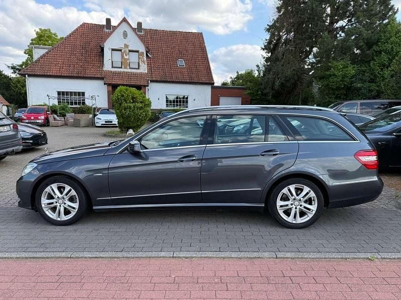 Grau Gebraucht 2011 Mercedes E200 Avantgarde Kombi | 9.490 € (Fairer Preis) - Bild 1/4