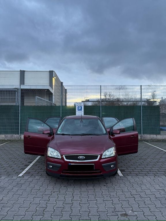 Rot Gebraucht 2005 Ford Focus Ghia Kleinwagen | 1.490 € (Superpreis) - Bild 1/4