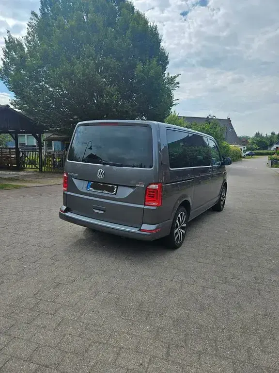 Gebraucht VW Multivan Comfortline 204 PS (150 kW) 2017 Grau Van / Kleinbus