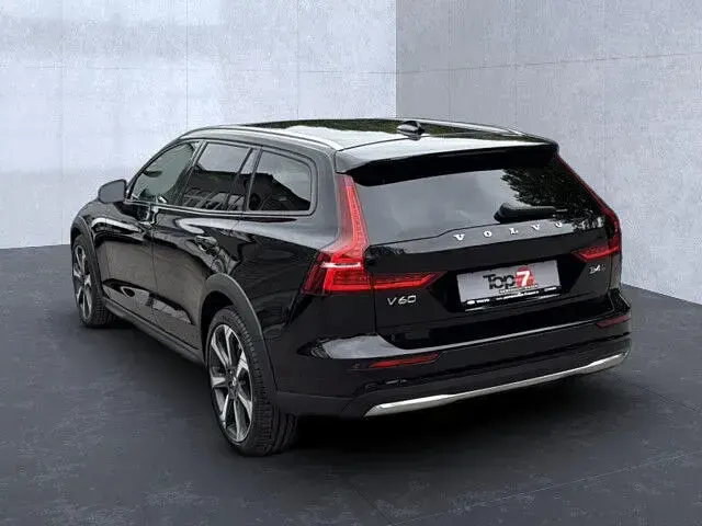 Gebraucht Volvo V60 CC Plus 197 PS (144 kW) 2023 Schwarz Kombi