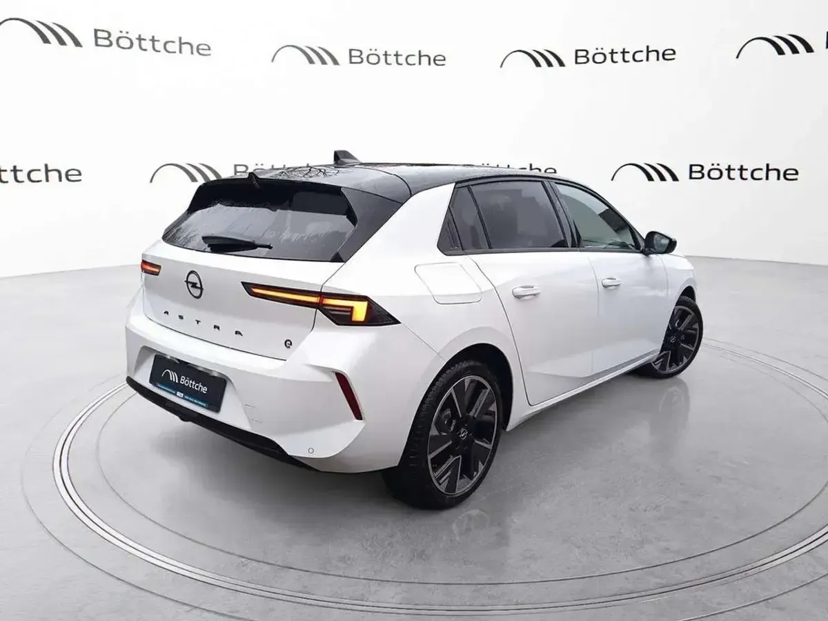 Neu Opel Astra 114 kW (156 PS) 2026 Lack weiss banquise/typ aussen Limousine