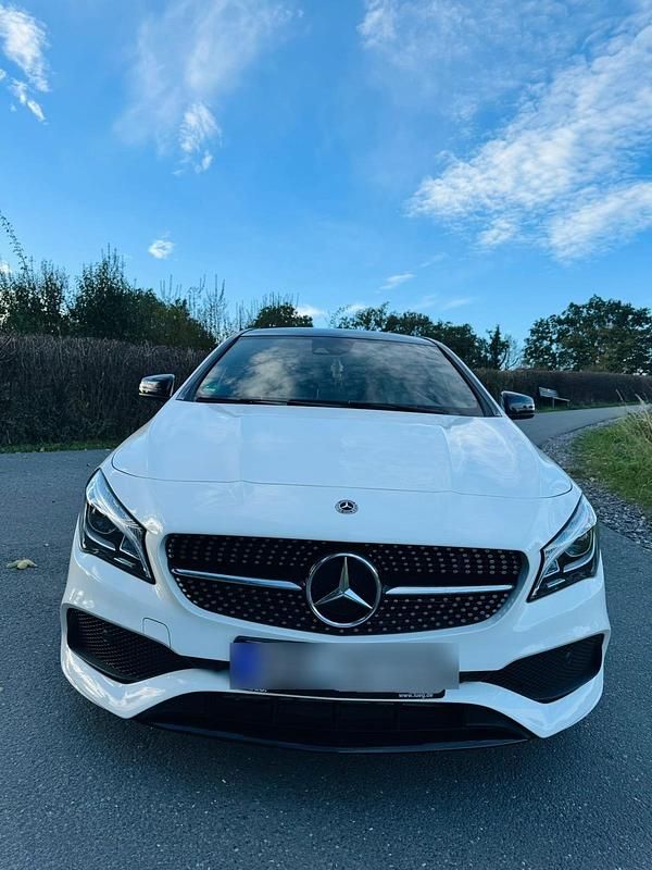 Weiß Gebraucht 2018 Mercedes CLA220 AMG line Limousine | 29.000 € (Teuer) - Bild 1/4