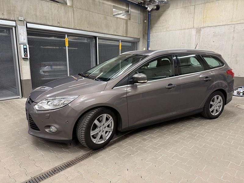 Gebraucht Ford Focus Titanium 163 PS (119 kW) 2012 Grau Kombi