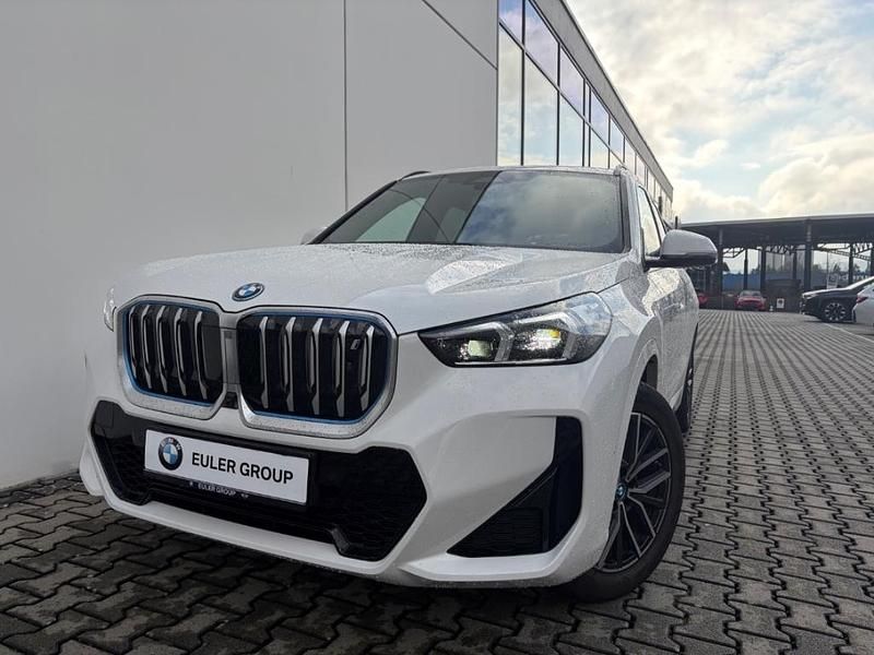 Weiss Gebraucht 2023 BMW iX1 M Sport SUV | 38.699 € (Fairer Preis) - Bild 1/3