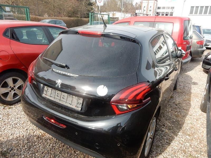 Gebraucht Peugeot 208 Style 83 PS (61 kW) 2018 Schwarz Kleinwagen